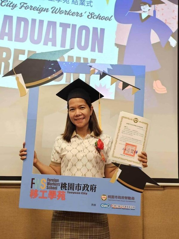 協助移工學習華語,民間團體台灣外籍工作者發展協會自編教材、開設華語班免費教移工華語,不僅提升溝通效益更降低工安意外,協會也在課程結束辦結業式,移工頭戴四方帽、開心領取研習證明。(台灣外籍工作者發展協會提供)中央社記者吳欣紜傳真 115年2月1日