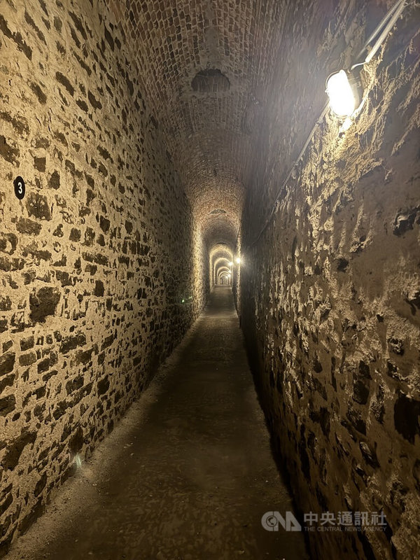 布拉格南側的高堡(Vyšehrad)隱藏著地下坑道,斑駁的牆面映照在微光下,起伏的路面引領前行。坑道寬度可讓兩名士兵並肩通行,高度則能使自然光適當照射地面。中央社記者劉郁葶布拉格攝 115年2月1日
