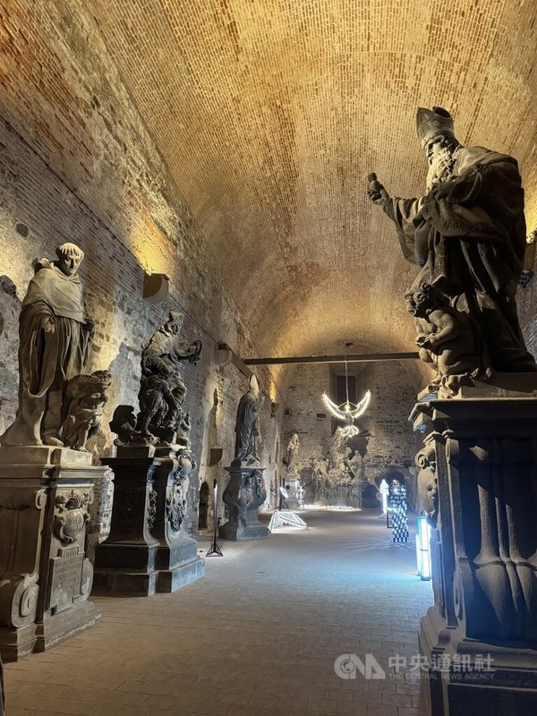 捷克布拉格高堡（Vyšehrad）地下防禦空間用來保存查理大橋原始雕像，包含6位歷史重要人物，例如聖奧古斯丁（Saint Augustine）等。中央社記者劉郁葶布拉格攝 115年2月1日