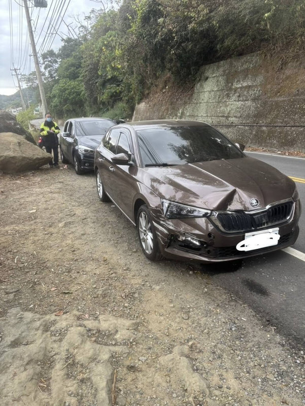 台中市東勢區中橫公路9公里處1日上午發生落石事故,砸中行經該路段的小客車,小客車引擎蓋凹陷,幸好無人受傷。(民眾提供)中央社記者趙麗妍傳真 115年2月1日
