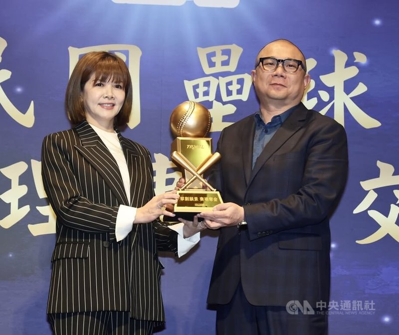 中華民國壘球協會1日在台北舉行第15屆理事長交接典禮，新任理事長「兆基穿山甲」女壘隊董事長李建成（右）從前理事長羅俞欣（左）手中接棒。中央社記者張皓安攝　115年2月1日