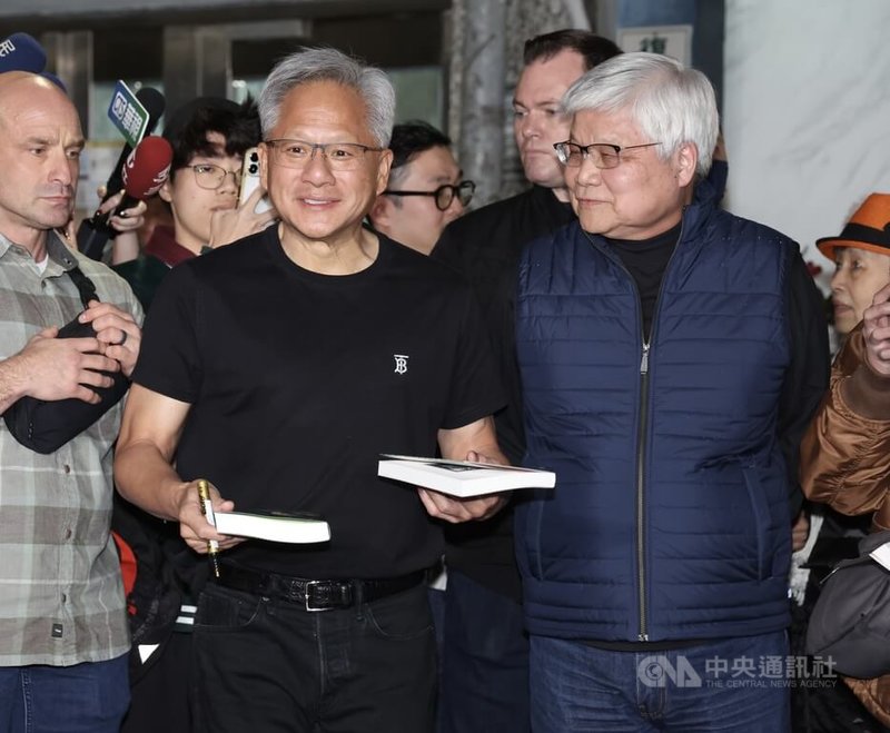 輝達（NVIDIA）執行長黃仁勳（中左）與台積電董事長暨總裁魏哲家（中右）等人1日晚間在台北鄒記食舖餐敘，步出餐廳時接受媒體訪問，也親切為民眾簽名。中央社記者張新偉攝　115年2月1日