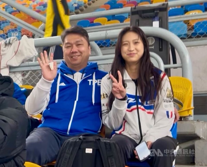 台灣擊劍選手林雨潔(右)接受教練李俊徵(左)專業訓練,1月29日在2026青少年銳劍世界盃埃及站摘金。中央社記者施婉清開羅攝 115年2月1日