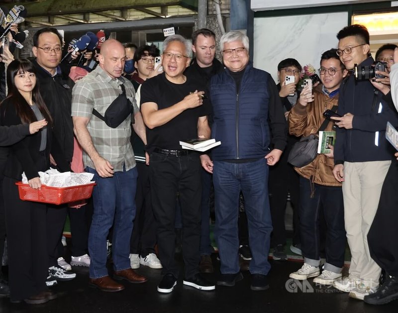 輝達（NVIDIA）執行長黃仁勳（前中左）1日傍晚到台北鄒記食舖與台積電董事長暨總裁魏哲家（前中右）等人餐敘後步出餐廳，大批媒體與民眾在場守候。中央社記者張新偉攝　115年2月1日