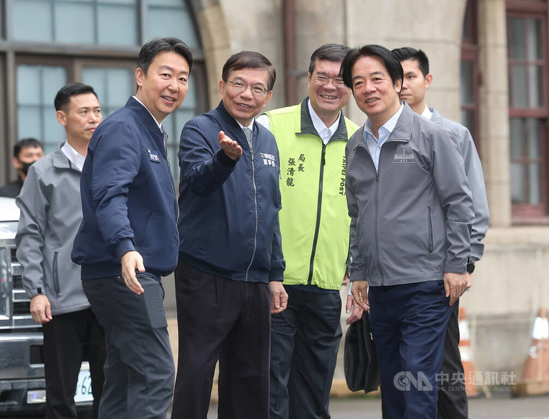 總統賴清德（前右）2日上午由交通部長陳世凱（前左）、中華郵政公司董事長王國材（前左2）等人陪同，慰勉台北郵局快捷郵件投遞人員。中央社記者謝佳璋攝  115年2月2日