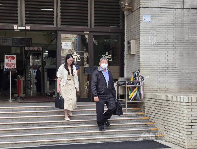 民進黨山地原住民立委伍麗華罷免提議涉不實連署，國民黨組發會編審隋承翰（右）負責影印、整理資料及抄寫，他2日出庭表示認罪。中央社記者黃郁菁攝　115年2月2日