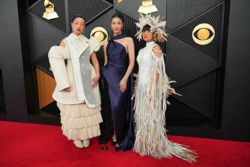 「Kpop獵魔女團」片中金曲Golden的原唱Audrey Nuna（左）、EJAE（中）、Rei Ami（右）登葛萊美獎紅毯。（美聯社）