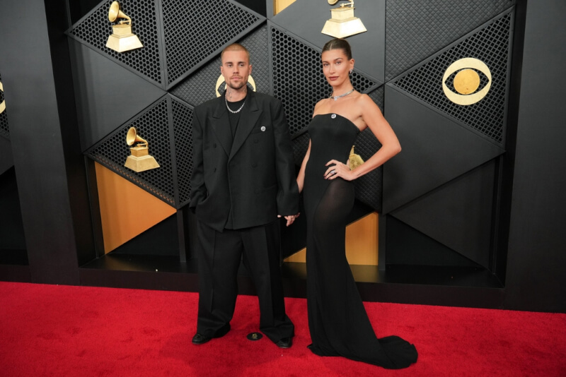 小賈斯汀（左）與愛妻海利（右）合體現身紅毯。（美聯社）