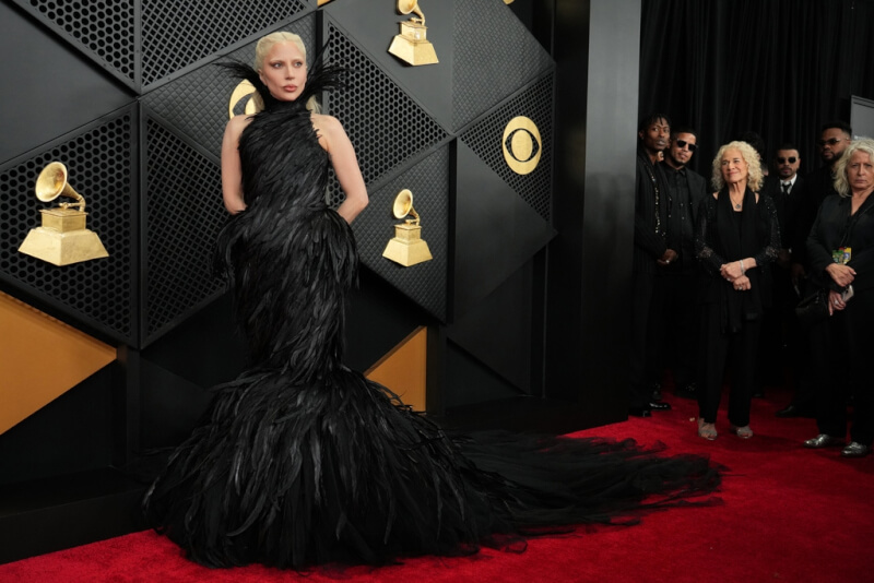 女神卡卡以一襲黑色羽毛禮服，展現展現女王風範。（美聯社）