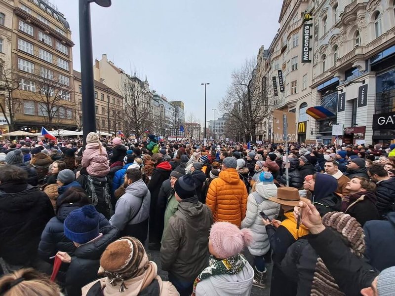 捷克總統帕維爾（Petr Pavel）與外交部長馬欽卡（Petr Macinka）因任命環境部長的爭議簡訊而爆發衝突，1日下午，估計有10萬人聚集布拉格街頭參與集會，表達對帕維爾的支持。（捷克民眾Adam提供）中央社記者劉郁葶布拉格傳真　115年2月2日