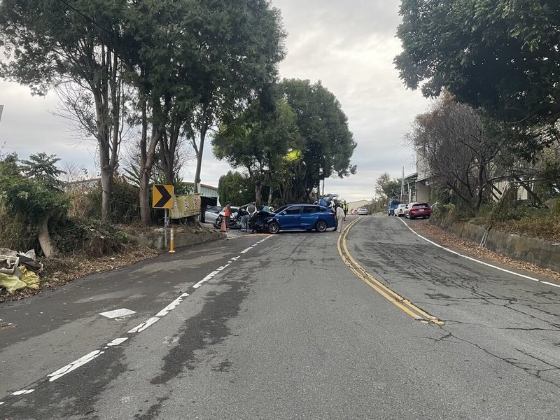 苗栗縣警局大湖分局2日指出，徐姓男子駕駛自小客車（藍色車輛）沿苗52線往鯉魚潭水庫行駛，疑跨越雙黃線行駛至對向車道，迎面撞擊對向車道自小客車，造成兩車駕駛及乘客共4人受傷送醫。（警方提供）中央社記者管瑞平傳真　115年2月2日