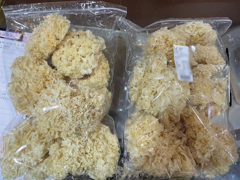 台北市衛生局發布，農曆年前隨機抽驗市售年節食品花椒、竹笙、菇類等多種產品181件，品質檢驗不合格17件，以白木耳不合格率40%最高。圖為不符規定的白木耳。（台北市衛生局提供）中央社記者楊淑閔傳真  115年2月2日