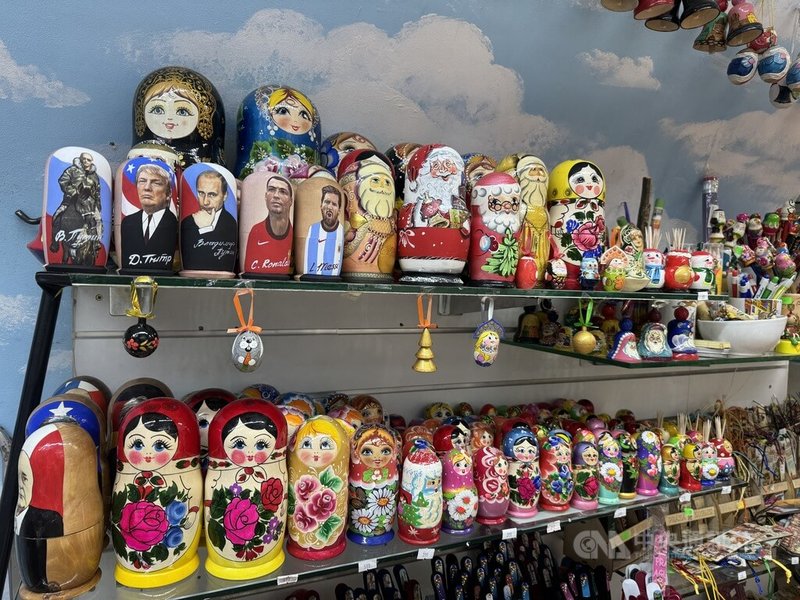 捷克新修正的刑法自1月1日生效，明確將共產主義與納粹主義並列，最高可判處5年有期徒刑。這項法律也讓布拉格商店的俄羅斯紀念品陷入法律灰色地帶，使捷克社會重新思考這些親俄象徵在公共空間的意義。圖為在布拉格商店販售的俄羅斯娃娃。中央社記者劉郁葶布拉格攝　115年2月2日