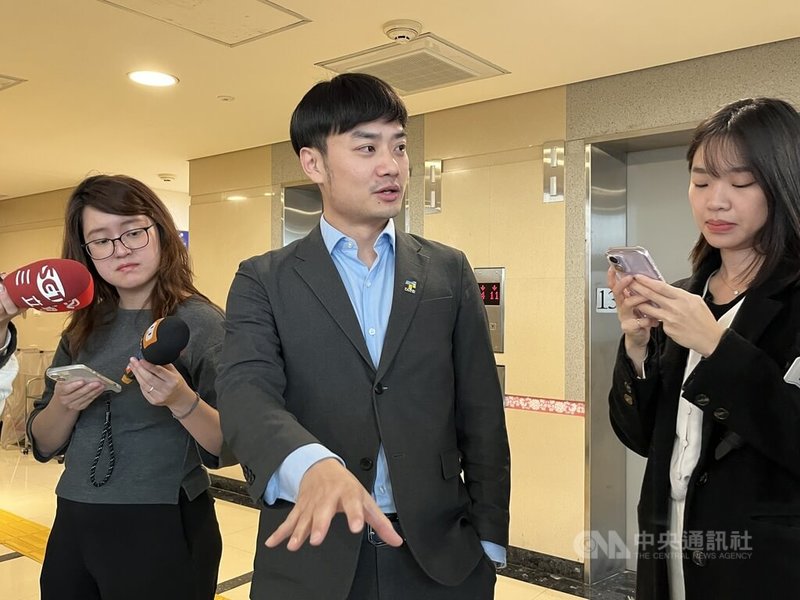 台北市政府宣布推動無菸城市，因現況僅有「室內吸菸室設置辦法」，台北市研考會主委殷瑋（中）2日受訪表示，年貨大街率先示範禁菸，擬在戶外設吸菸室，但在目前中央法規詮釋下無法走得通，所以跟中央溝通是必要、優先的。中央社記者楊淑閔攝　115年2月2日