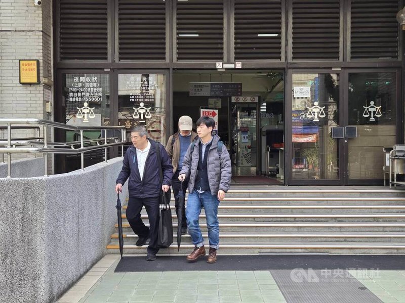 涉罷免民進黨山地原住民立委伍麗華不實連署案，國民黨組發會編審柯達昱（後）以及志工團長萬培傑（前左）出庭。兩人均表示，對抄寫行為造成的社會影響表達歉意。中央社記者黃郁菁攝　115年2月2日