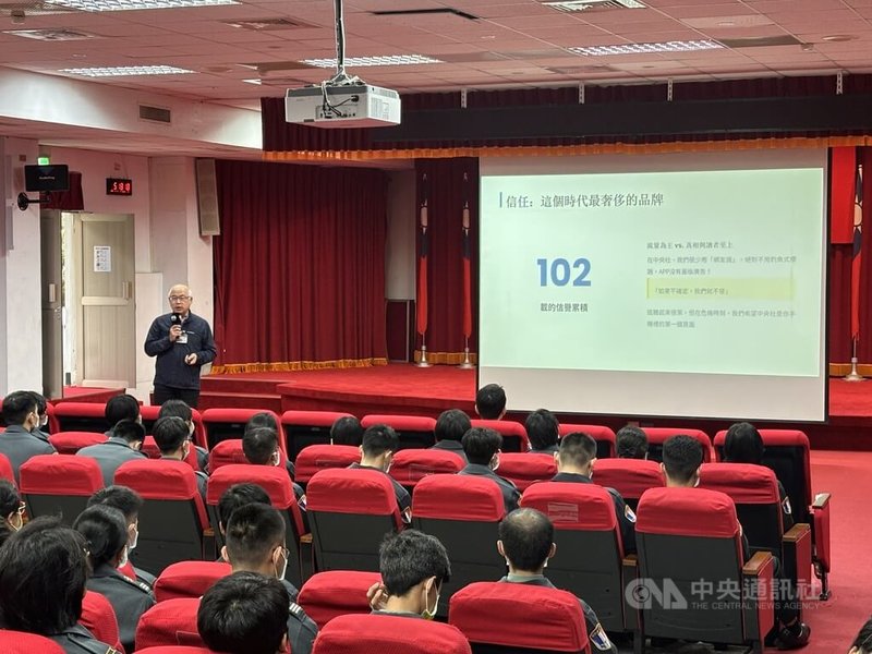 中央社年度「我是海外特派員」活動的首場校園巡迴講座2日在國防大學政戰學院登場,中央社副社長陳正杰(後排站立者)鼓勵學生不要被動地接受資訊,而是主動選擇正確可靠的新聞來源。中央社記者高華謙攝 115年2月2日