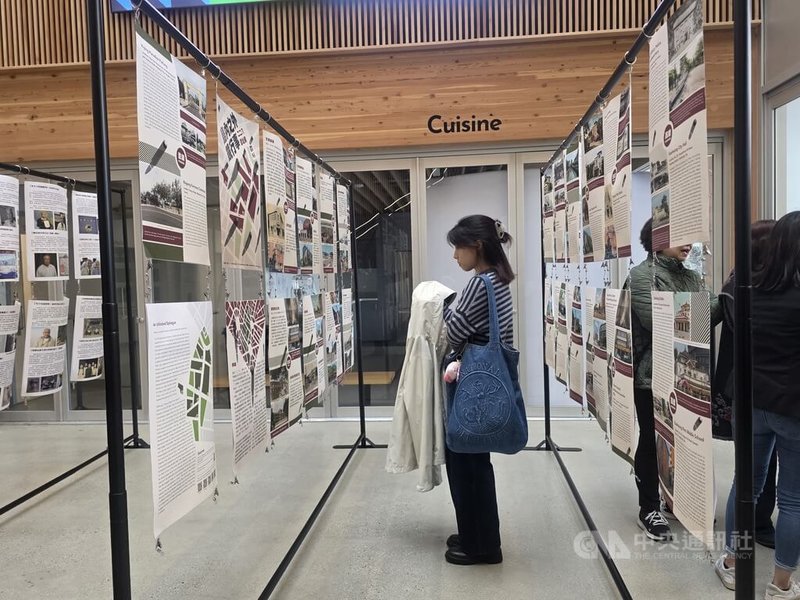 溫哥華法語聯盟總部的大廳展出許多關於228事件的海報。中央社記者程愛芬溫哥華攝　115年2月2日