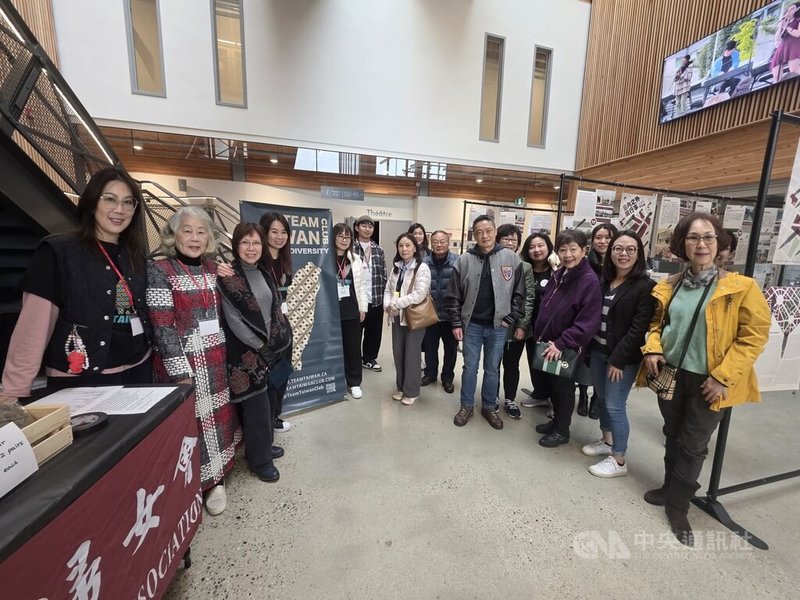 228事件紀念活動「拾光.溯源-跨越時空的記憶對話」2日揭幕。圖為僑務委員張亦凱(前排右4)、主辦方負責人和多位大溫哥華台僑合影。中央社記者程愛芬溫哥華攝 115年2月2日