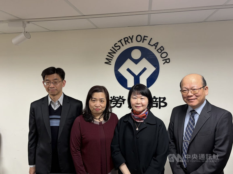 勞動基金114年大賺新台幣1兆1177億元，外界關注未來發展，勞動基金運用局局長蘇郁卿（右2）2日指出，國內全權委託招標案已有初步規劃，勞保基金因撥補相對明確，也正研議納入。中央社記者吳欣紜攝　115年2月2日