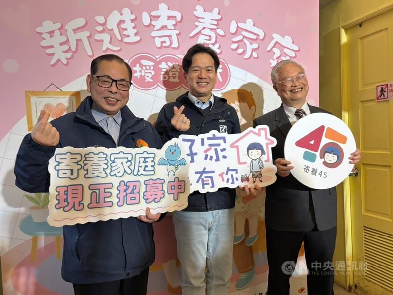 新竹縣副縣長陳見賢（左）角逐國民黨新竹縣長提名，2日與新竹市副市長邱臣遠（中）出席活動，陳見賢表示，已完成辭職書送交中央，正式卸下國民黨新竹縣黨部主委職務，全力投入黨內初選。中央社記者郭宣彣攝　115年2月2日