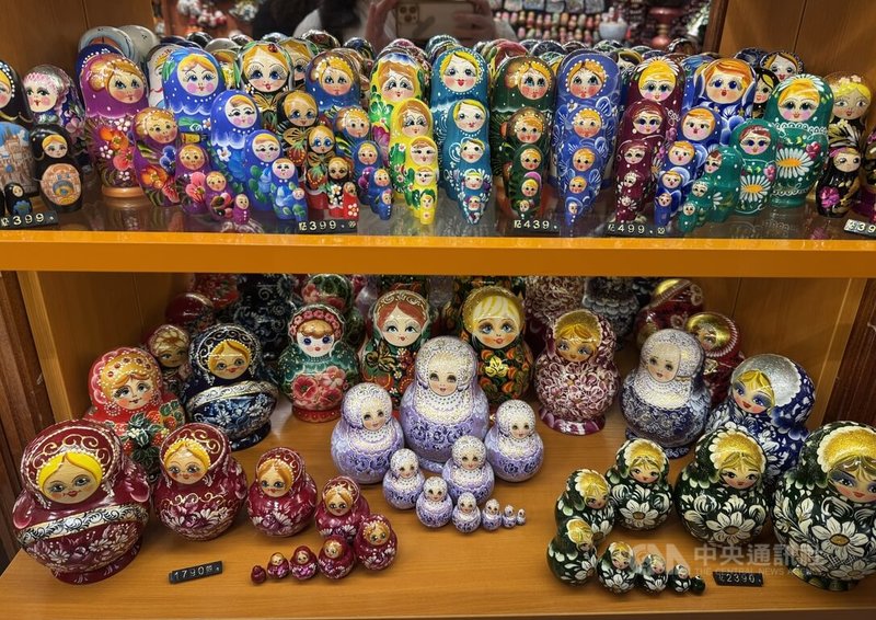 在布拉格舊城廣場附近的街道上，許多紀念品店販售俄羅斯娃娃。中央社記者劉郁葶布拉格攝　115年2月2日