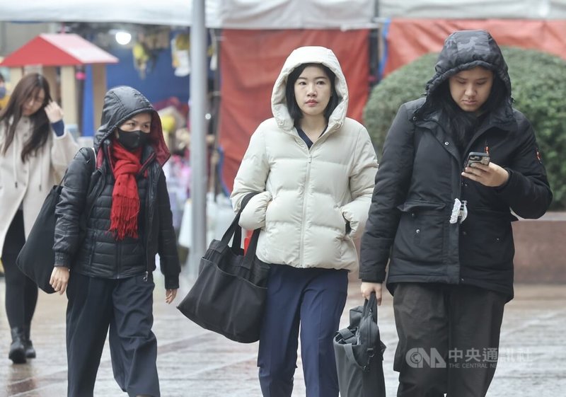 受到大陸冷氣團影響，2日氣溫略降，北台灣偏冷，降雨機率偏高，氣象署建議民眾備妥雨具與保暖裝備外出。圖為台北市中正區民眾穿羽絨衣外出。中央社記者張皓安攝　115年2月2日