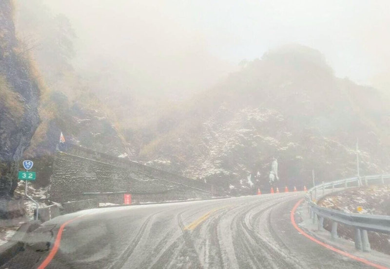 低溫搭配水氣，合歡山1日、2日短暫降冰霰，部分路面結冰（圖），交通部公路局表示，台14甲線3000公尺以上路段路面可能結冰，翠峰至大禹嶺路段2日下午5時至3日上午8時預警封閉。（交通部公路局提供）中央社記者蕭博陽南投縣傳真　115年2月2日