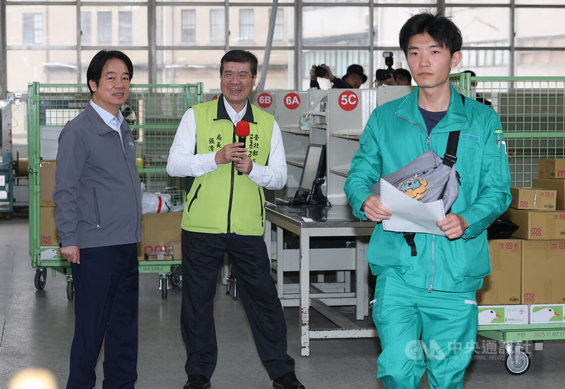 總統賴清德（左）2日上午慰勉台北郵局快捷郵件投遞人員，並瞭解郵務相關作業流程。中央社記者謝佳璋攝  115年2月2日