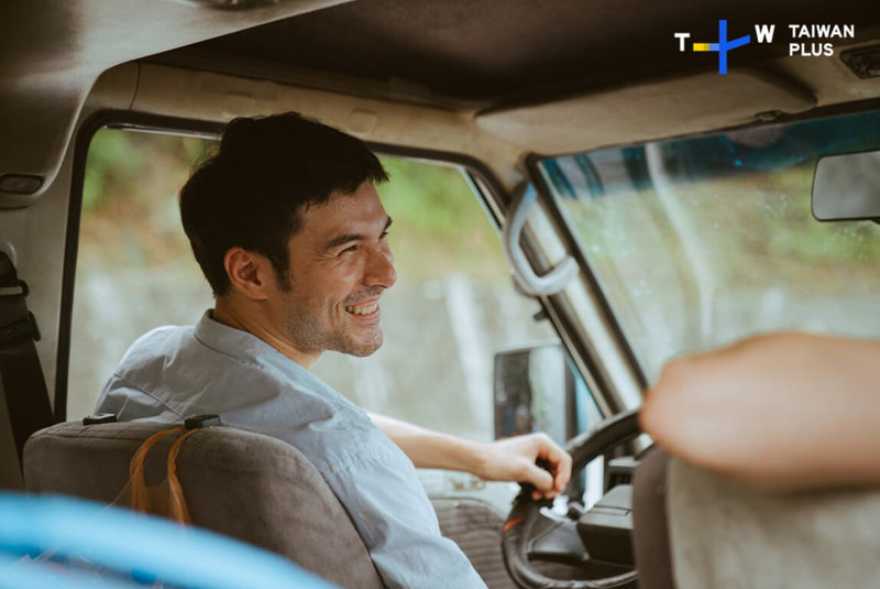 演員鳳小岳（圖）主演電影「陌路兄弟」，回憶片中使用的廂型車有些年紀與個性，拍攝第1天第1個鏡頭就現場拋錨，須邊拍、邊與這台車找到相處方式，「非常有意思」。（TaiwanPlus提供）中央社記者洪素津傳真　115年2月2日