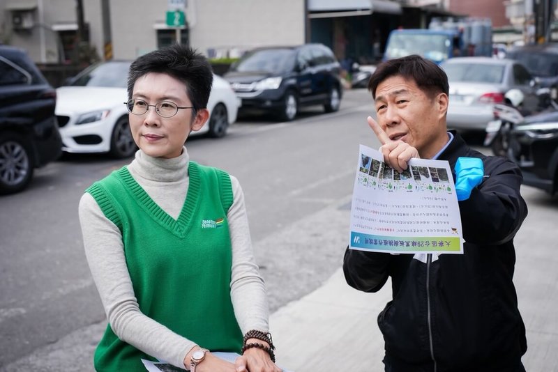 高雄市大寮區河堤路沿線黑板樹，因氣味、根系影響等引發民怨。民進黨立委林岱樺（左）2日召集相關單位會勘，針對黑板樹移除與更換樹種達成具體時程與作法共識。（林岱樺辦公室提供）中央社記者蔡孟妤傳真　115年2月2日