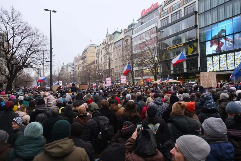 捷克「民主百萬時刻協會」於1日在布拉格舉行支持捷克總統帕維爾（Petr Pavel）的集會，吸引逾8萬人響應。（捷克民眾Adam提供）中央社記者劉郁葶布拉格傳真　115年2月2日