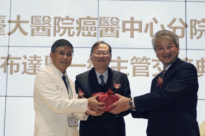 台大癌醫中心分院2日舉行新任、前任院長布達交接儀式，在台大醫院長余忠仁（中）見證之下，新任院長吳耀銘（右）從前任院長楊志新（左）手中接下印信。（台大癌醫中心分院提供）中央社記者陳婕翎傳真　115年2月2日