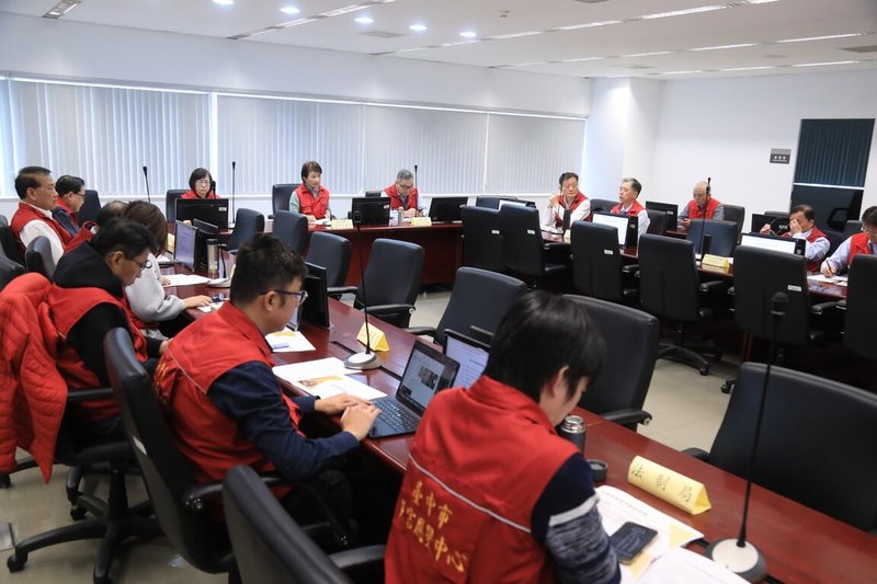 台中市豐原區豐康牧場確診禽流感疫情，市長盧秀燕（後中左）2日召開防疫應變會議表示，目前疫情已有效控制，未擴散到其他禽場或相關產業，市府也已全面盤點並強化防疫流程，請市民放心。（台中市政府提供）中央社記者郝雪卿傳真　115年2月2日