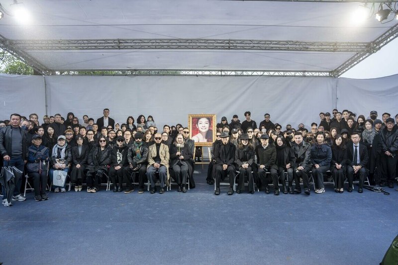 藝人大S(徐熙媛)因病辭世,丈夫具俊曄為大S設計紀念雕像,揭幕儀式2日舉行,親友齊聚見證。(經紀公司提供)中央社記者洪素津傳真 115年2月2日