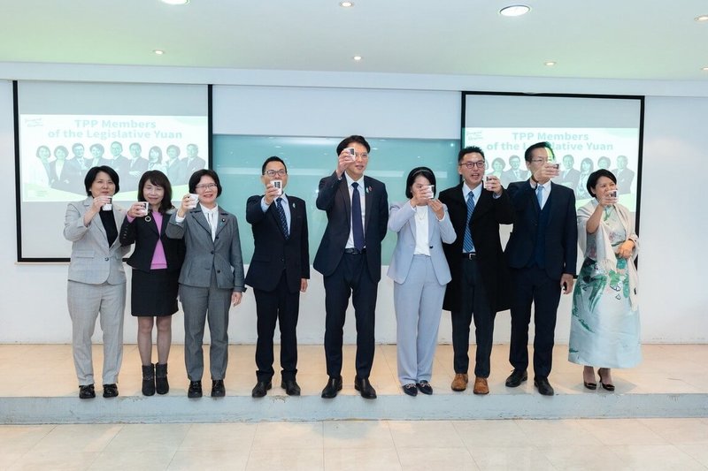 民眾黨主席黃國昌（中）2日率6位新任不分區立委，及現任立委陳昭姿（左2）、劉書彬（左3），與駐台使節茶敘。（民眾黨提供）中央社記者陳俊華傳真　115年2月2日