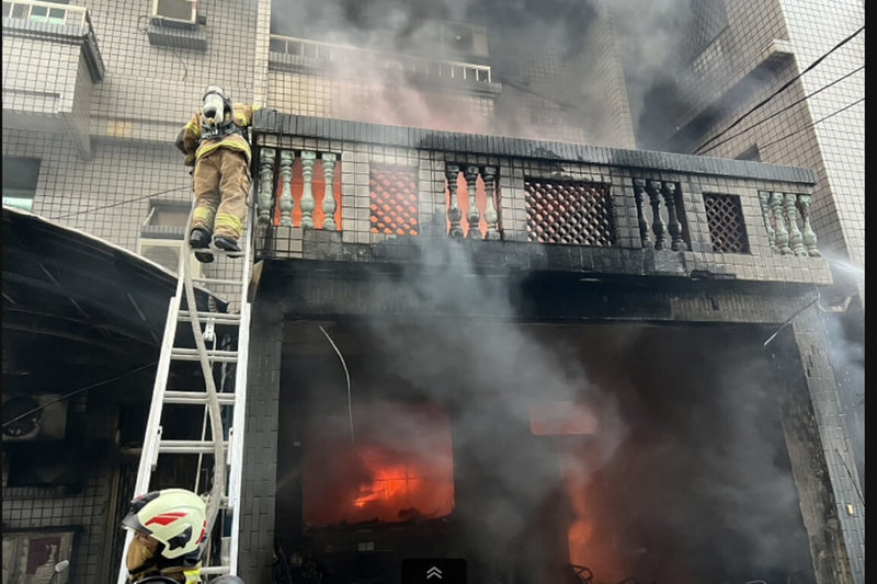 台南市西港區後營里一間透天厝民宅2日下午發生火災，屋內堆放大量垃圾雜物燃燒，幸無人員受傷受困。（讀者提供）中央社記者楊思瑞台南傳真　115年2月2日