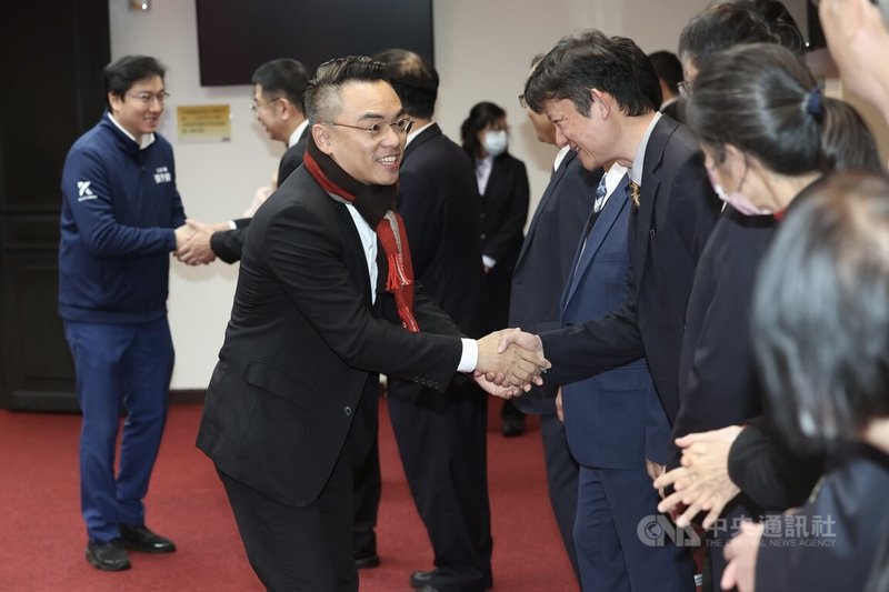 立法院第11屆第5會期2日上午8時開始報到,由民進黨立委郭國文搶得頭香,國民黨立委洪孟楷(前左)等人也依序抵達。中央社記者吳家昇攝 115年2月2日