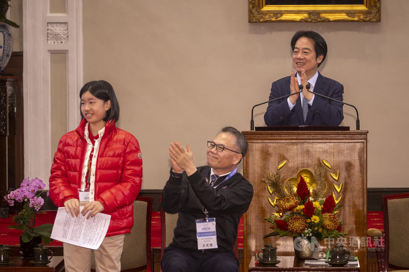 總統賴清德（右）2日在總統府接見亞太資通訊科技聯盟大賽APICTA Awards 2025獲獎代表隊，致詞肯定代表隊的優異表現，並鼓掌喝采。中央社記者鄭清元攝　115年2月2日