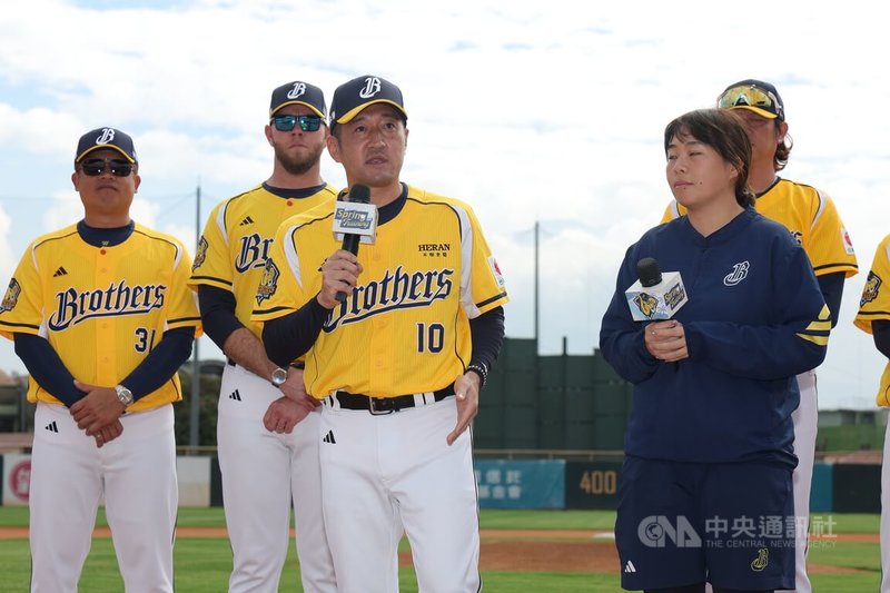 中職中信兄弟隊2日在屏東中國信託公益園區舉行開訓儀式，總教練平野惠一（左3）致詞感謝球迷的支持，並誓言奪回總冠軍。中央社記者翁睿坤攝　115年2月2日