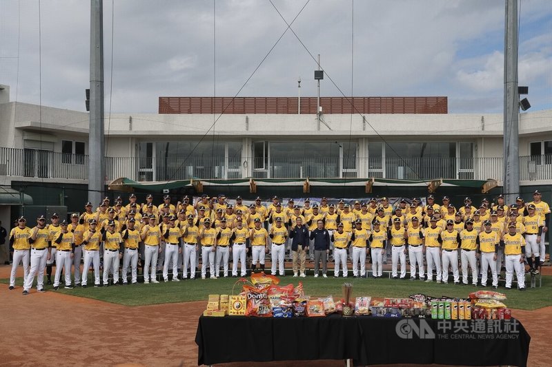 中華職棒中信兄弟隊2日在屏東中國信託公益園區舉行開訓儀式，全體隊職員一同上香祈求新球季一切順利。中央社記者翁睿坤攝　115年2月2日