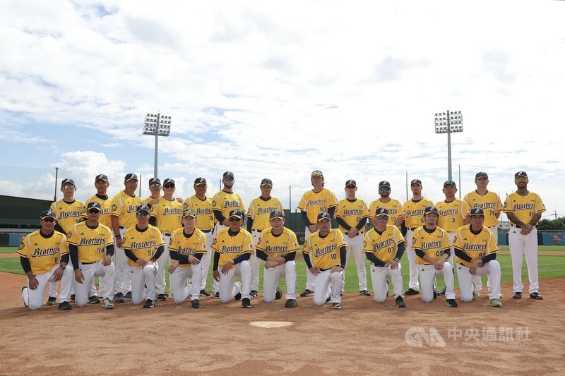中職中信兄弟隊2日在屏東中國信託公益園區舉行開訓儀式，總教練平野惠一（前右4）率一、二軍教練合影留念。中央社記者翁睿坤攝　115年2月2日