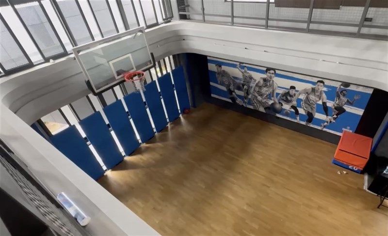 彰化縣議會議長謝典霖與父母等家人住彰化溪州鄉，分別有獨棟生活空間，謝典霖2日開放住處供媒體參觀，3樓設室內籃球場，讓小孩可在家裡運動。 （民眾提供） 中央社記者吳哲豪傳真　115年2月2日