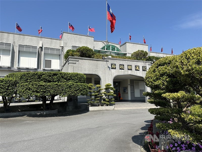 花蓮縣政府接獲民眾查詢，有關縣府開立馬太鞍溪堰塞湖災害捐款收據事宜，經查證後為仿造；提醒民眾勿輕信不明訊息，主動檢舉。圖為花蓮縣政府外觀。（中央社檔案照片）