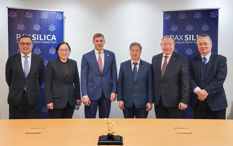 第6屆「台美經濟繁榮夥伴對話」會議於美東時間1月27日以實體方式在華府舉行，美國國務院經濟事務次卿海柏格（左3）、經濟部長龔明鑫（右3）及數發部次長侯宜秀（左2）等人合影。（數發部提供）中央社記者趙敏雅傳真　115年2月2日