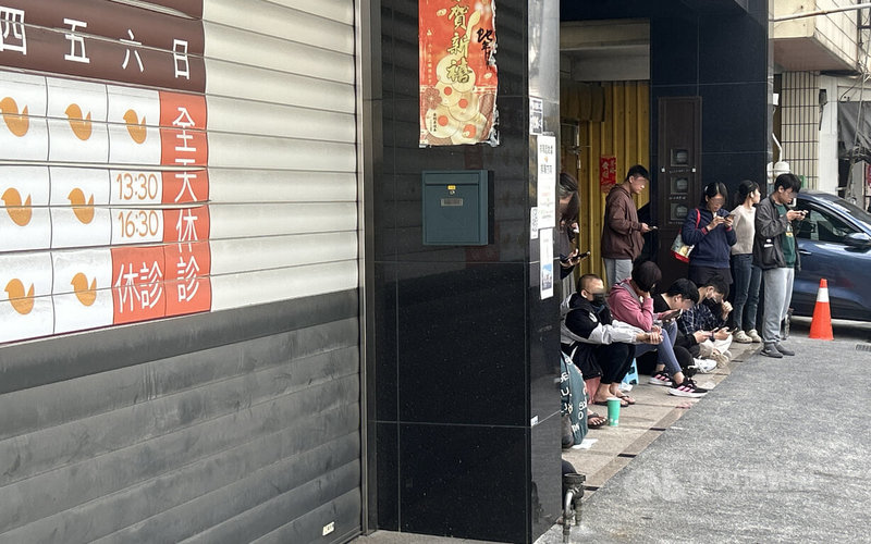 彰化市彰南路一間皮膚科診所因限制看診人數，疑似出現排隊黃牛。記者日前實地前往現場，發現門診開始前30分鐘，已有10多人在排隊。中央社記者吳哲豪彰化攝　115年2月2日