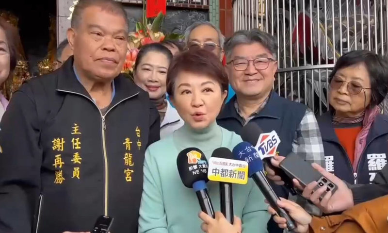 台中市長盧秀燕2日出席青龍宮贈匾，她接受媒體訪問有關3月赴美消息，盧秀燕表示，有確切消息再對外說明。（民眾提供）中央社記者趙麗妍傳真 115年2月2日