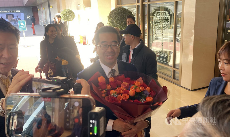 國民黨副主席蕭旭岑2日率團到中國大陸參加智庫交流論壇。圖為蕭旭岑等人抵達下榻的中國大飯店時,飯店方獻花迎接。中央社記者呂佳蓉北京攝 115年2月2日