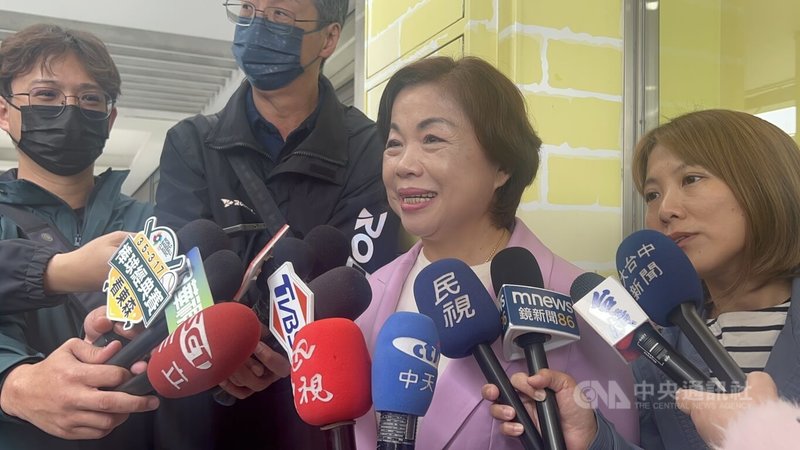 2026國民黨台中市長人選未定。國民黨立委楊瓊瓔(右2)2日接受媒體聯訪表示,會簽署黨中央的提名協議,靜待黨中央程序。中央社記者郝雪卿攝 115年2月2日