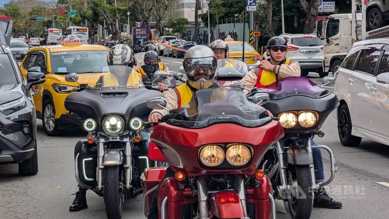 創世基金會「寒士吃飽30」活動將送年節好禮給1萬4000個弱勢家庭，哈雷雷公機車隊騎士熱情響應。中央社記者曾以寧攝　115年2月2日