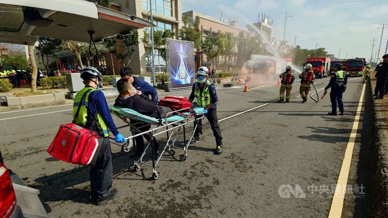 嘉義縣2日舉行「2026台灣燈會」防災應變演練，模擬爆裂物造成民眾受傷，警消緊急出動救援滅火，疏散人潮。中央社記者蔡智明攝　115年2月2日